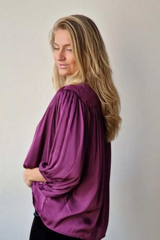 Camisa berenjena de raso