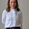 Camisa blanca con volante y tira bordada