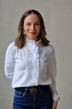 Camisa blanca con volante y tira bordada