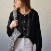 Camisa con dos volantes en el cuello negra