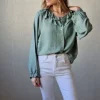 Camisa con dos volantes en el cuello verde