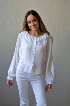 Camisa con dos volantes en el cuello blanco