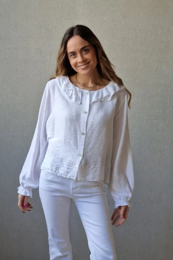 Camisa con dos volantes en el cuello blanco