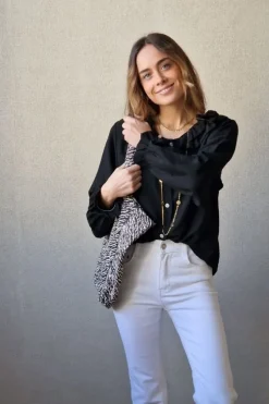 Camisa con dos volantes en el cuello negra