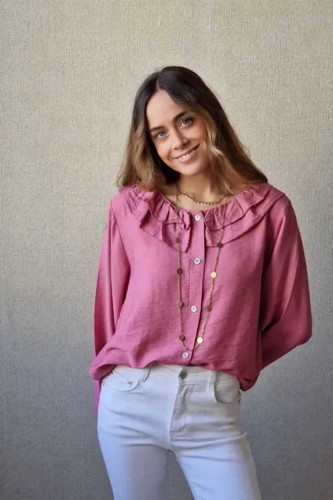 Camisa con dos volantes en el cuello rosa