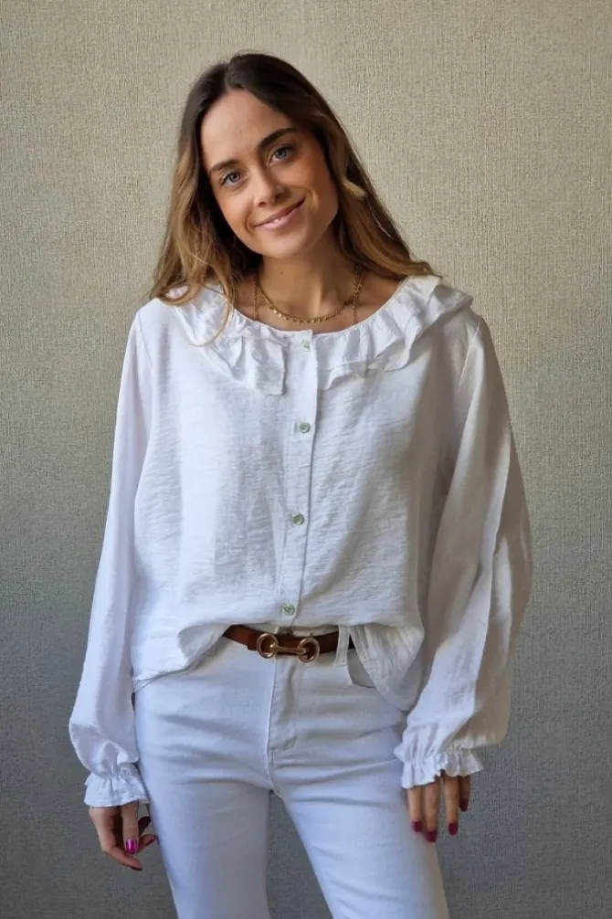 Camisa con dos volantes en el cuello blanco