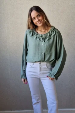 Camisa con dos volantes en el cuello verde