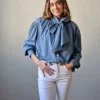 Camisa con lazo azul