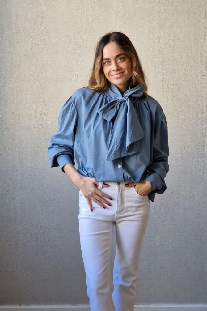 Camisa con lazo azul
