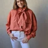 Camisa con lazo caldero