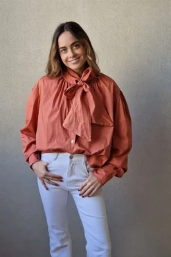 Camisa con lazo caldero