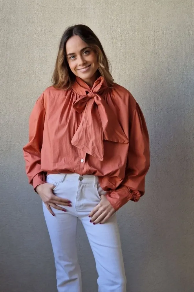 Camisa con lazo caldero