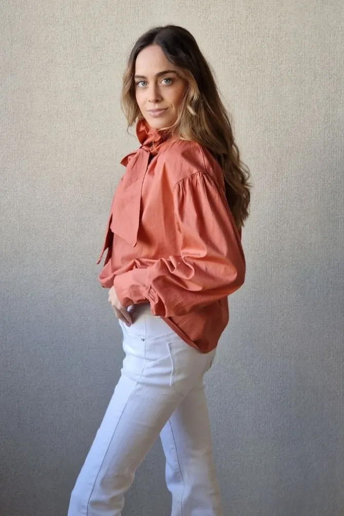 Camisa con lazo caldero