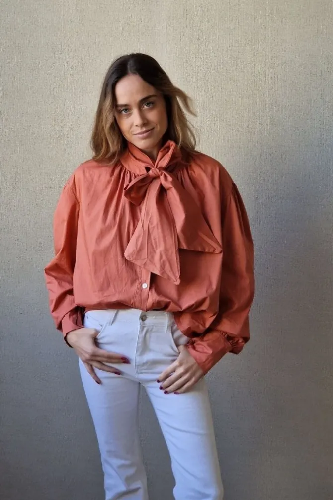 Camisa con lazo caldero