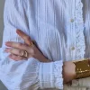Camisa con volante en el cuello y brillos blanca