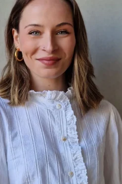 Camisa con volante en el cuello y brillos blanca