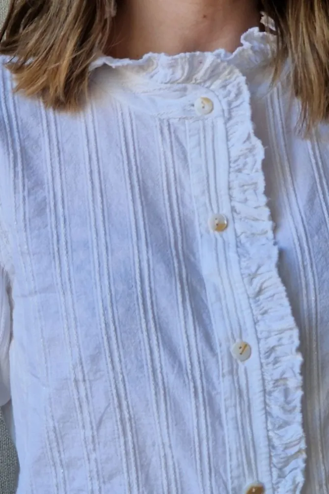 Camisa con volante en el cuello y brillos blanca