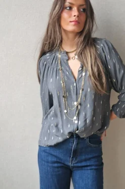 Camisa de bámbula gris con detalles dorados
