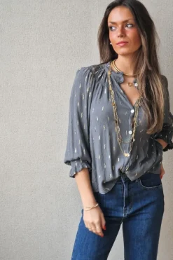 Camisa de bámbula gris con detalles dorados