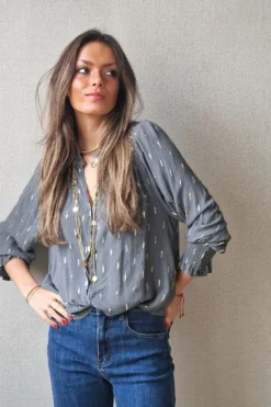 Camisa de bámbula gris con detalles dorados
