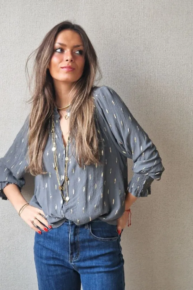 Camisa de bámbula gris con detalles dorados