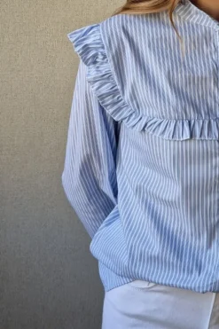 Camisa de rayas pechera volante azul