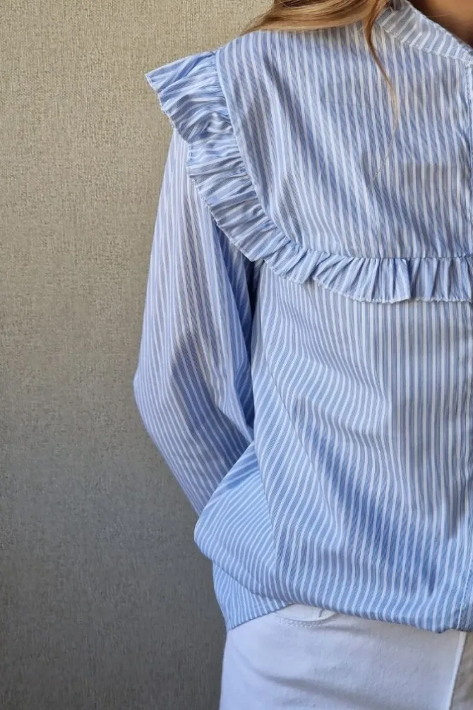 Camisa de rayas pechera volante azul