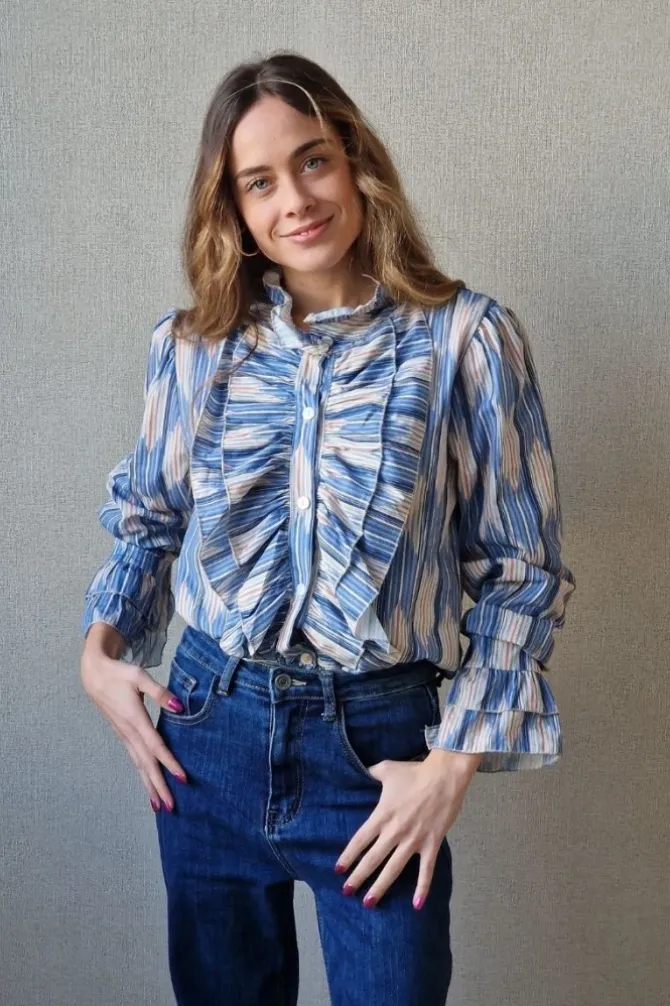 Camisa estampado de rayas y volantes azul jeans