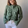 Camisa estampado geométrico y volantes verde