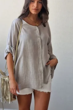 Camisa oversize con manga tres cuartos en color topo