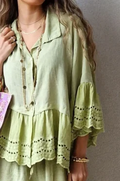 Camisa pistacho de lino con volante calado