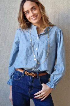 Camisa teen con bordados flores azul