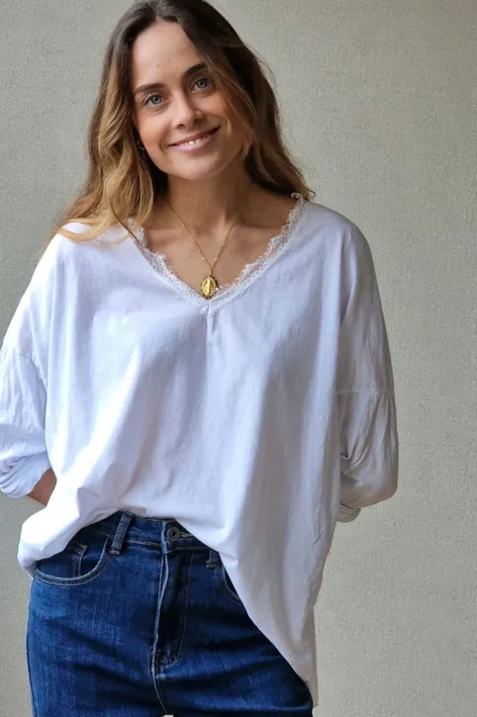 Camiseta blanca de cuello pico con puntilla