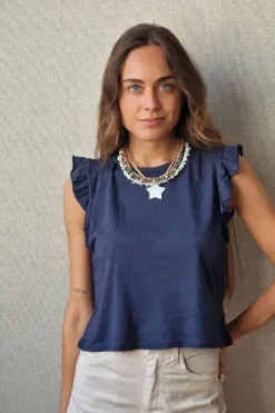 Camiseta básica azul marino con volantes en los hombros