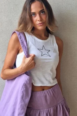Camiseta básica blanca con estrella de tachas