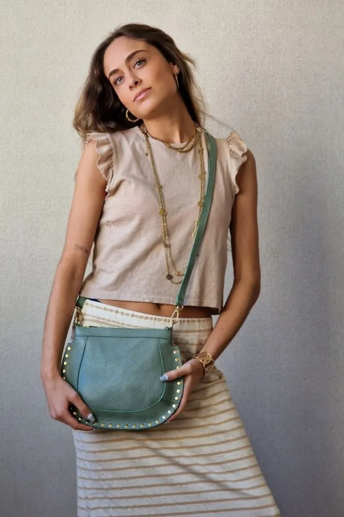 Camiseta básica camel con volantes en los hombros