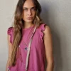 Camiseta básica fresa con volantes en los hombros