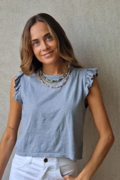 Camiseta básica gris claro con volantes en los hombros
