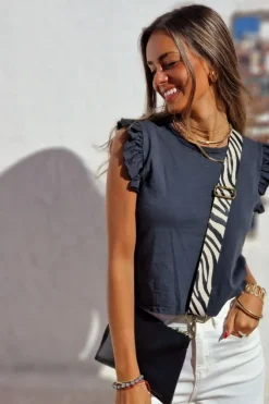 Camiseta básica gris con volantes en los hombros