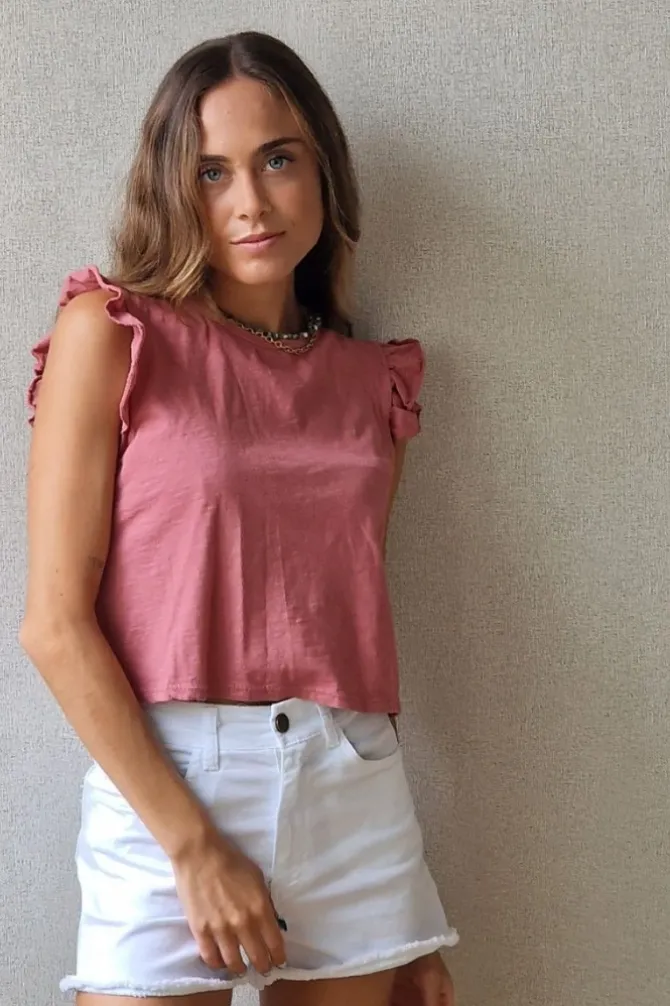 Camiseta básica rosa con volantes en los hombros