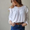 Camiseta con volantes en el hombro blanca