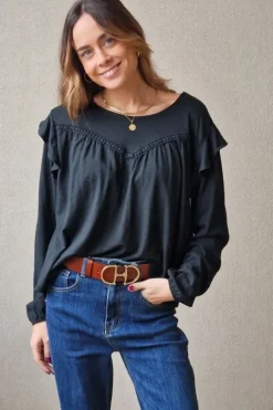 Camiseta con volantes en el hombro negra