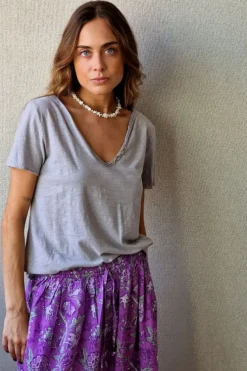 Camiseta de algodón básica con cuatro botones gris