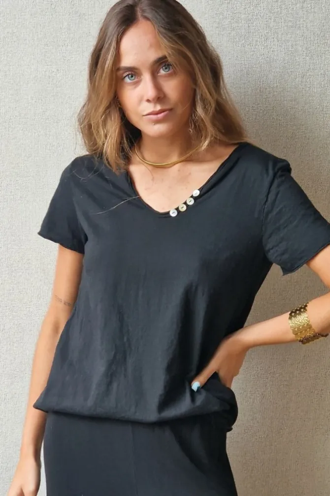 Camiseta de algodón básica con cuatro botones negro