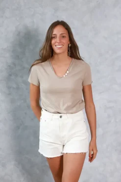Camiseta de algodón básica con cuatro botones beige