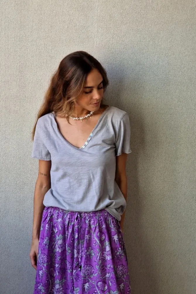 Camiseta de algodón básica con cuatro botones gris