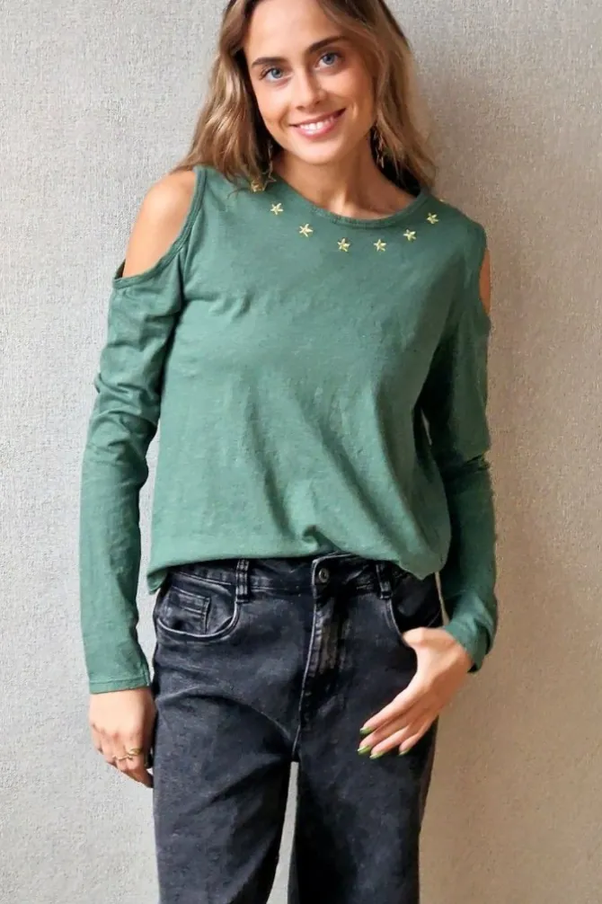 Camiseta hombros descubiertos verde césped