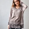 Camiseta lencera de manga larga con cuello pico topo