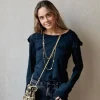 Camiseta negra con volantes en el hombro
