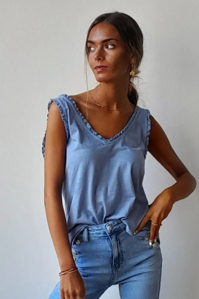 Camiseta sin mangas con detalle volantes en color rosa azul jeans
